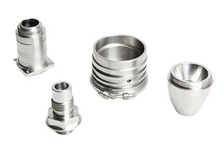 Mikrobearbeitung von Edelstahl- und Messingteilen mit Anodisiertaluminiumlaser