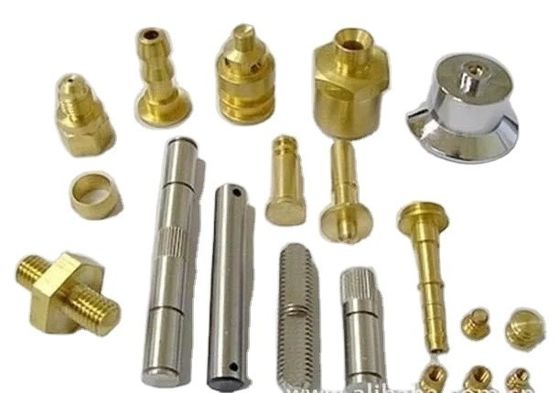 Mikrobearbeitung von Edelstahl- und Messingteilen mit Anodisiertaluminiumlaser